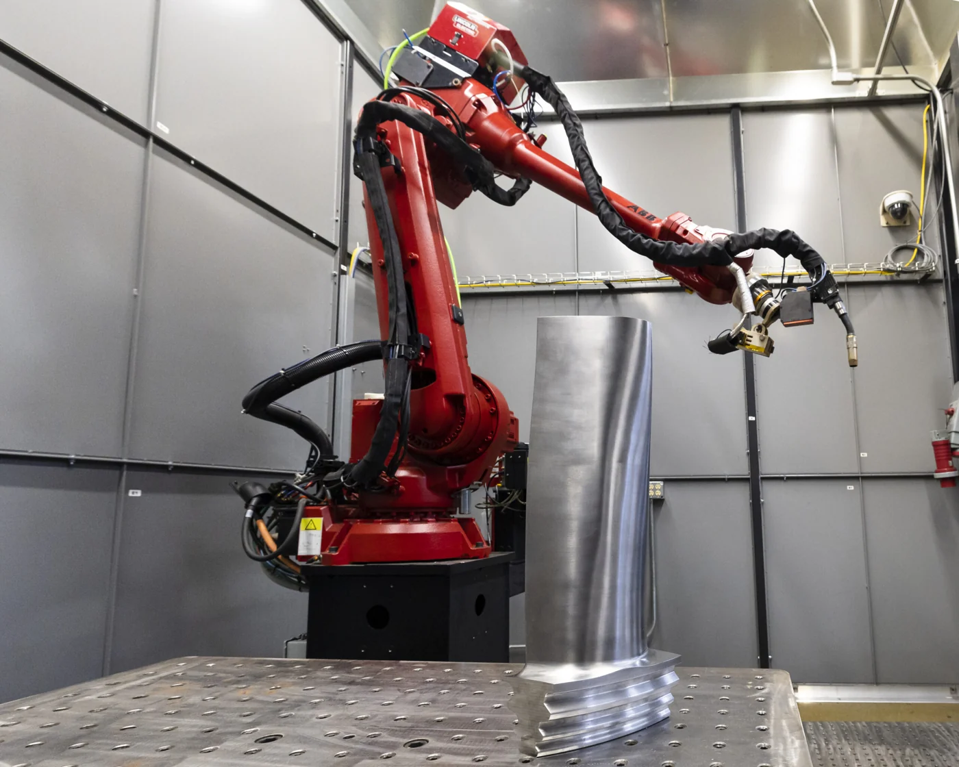 A robotic wire-arc additive manufacturing system at ORNL produces a steam turbine blade.